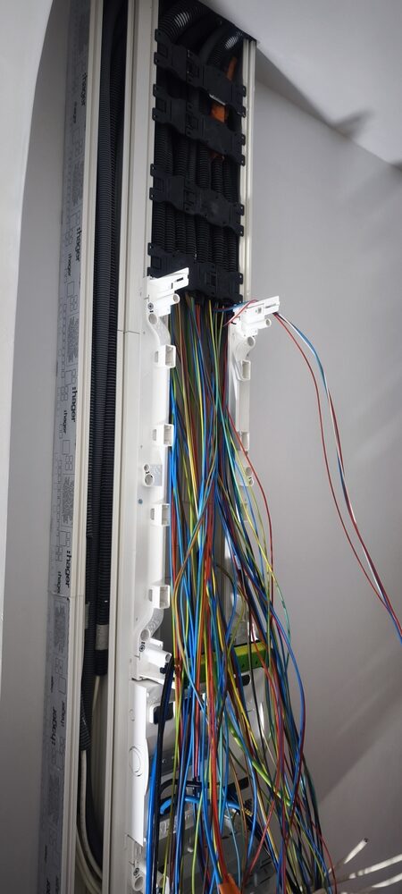 Câblage et goulotte avant raccordement du tableau électrique — MyProElec