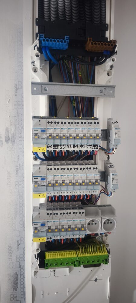 Tableau de répartition Hager avec parafoudre — chantier électricien Alsace